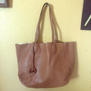 🎈🎈SOLD🎈🎈Michael Kors Mae large Tote